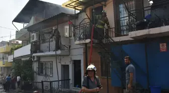 İzmir'deki Hurda Deposunda Çıkan Yangın 4 Eve Sıçradı