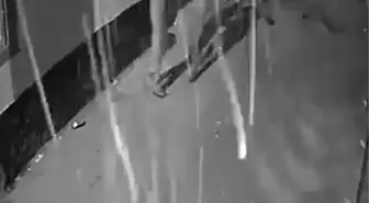 Adana'da Kar Maskeli İki Kişi Eve Ateş Açtı