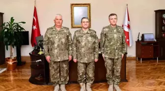 Kara Kuvvetleri Komutanı Bayraktaroğlu, Ordu Komutanlıkları Devir Teslim Törenlerine Katıldı
