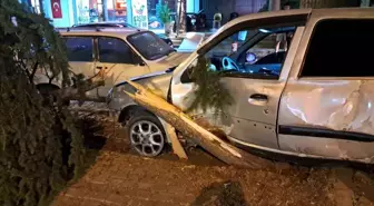 Karaman'da Kontrolden Çıkan Otomobil Ağaçla Çarpıp Durdu