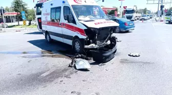 Ambulans Yolda Başka Bir Kazaya Karıştı