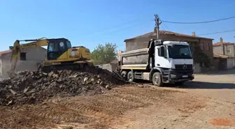 Çanakkale'de Orman Yangını Sonrası Evlerin Enkazı Kaldırılıyor