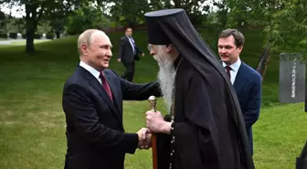Putin, Alaska'da Trump ile Görüştükten Sonra Sovyet Pilotlarının Mezarlığını Ziyaret Etti