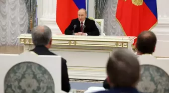 Trump zirvesi sonrası kurmaylarıyla bir araya gelen Putin'den kritik mesaj