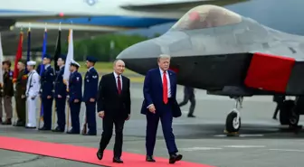 Resmen Putin'e gözdağı! Kırmızı halıda yürürken üstlerinden ABD savaş uçakları geçti