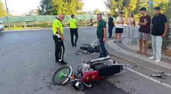 Manavgat'ta Motosiklet ve Otomobil Çarpıştı: 2 Yaralı