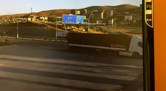 Yüksekova'da Tır Sinyalizasyon Direğine Çarptı