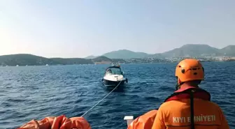 Bodrum'da Sürüklenen Tekne Kıyı Emniyet Ekipleri Tarafından Kurtarıldı