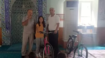 Öğrencilere Kur'an-ı Kerim Başarısının Ödülü Olarak Bisiklet Hediye Edildi
