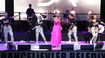Demet Akalın Bahçelievler'de Yaz Konserinde Sahne Aldı