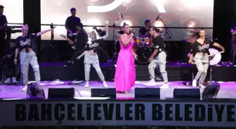 Demet Akalın Bahçelievler'de Yaz Konserinde Sahne Aldı