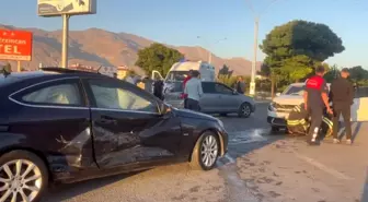 Erzincan'da Trafik Kazası: 2 Yaralı