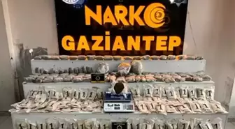 Gaziantep'te Narkotik Operasyonu: 21 Kilo Esrar ve 183 Bin Captagon Hap Ele Geçirildi