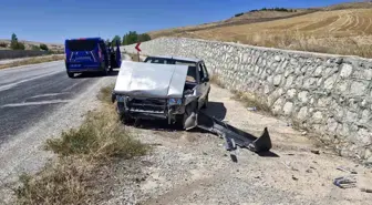 Alaca'da Fiat Tofaş'ın İksa Duvarına Çarpması Sonucu 2 Yaralı