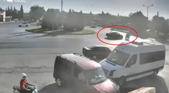Otomobilin çarptığı motosiklet sürücüsü metrelerce sürüklendi