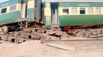 Pakistan'da Yolcu Treni Raydan Çıktı: 1 Ölü, 24 Yaralı