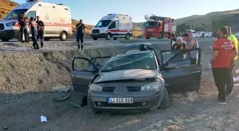 Sivas'ta Otomobil Şarampole Yuvarlandı: 4 Yaralı