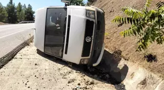 Burdur'da Minibüs Şarampole Devrildi: 1 Yaralı