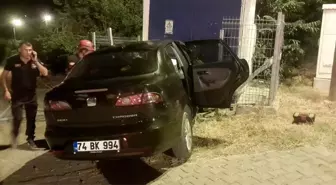 Çaycuma'da Trafik Kazası: Elektrik Trafo'suna Çarpan Araçta Maddi Hasar