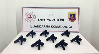 Antalya'da Ruhsatsız Silah Operasyonu: 8 Tabanca Ele Geçirildi