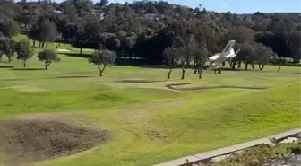 Avustralya'da Hafif Uçak Golf Sahasına Acil İniş Yaptı, 2 Yaralı