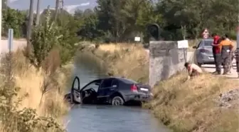 Kontrolden Çıkan Otomobil Sulama Kanalına Düştü