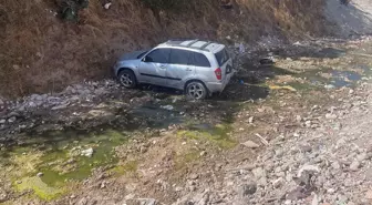 Çocuklar tarafından el freni indirilen araç dereye uçtu