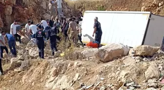 Diyarbakır'da Kamyonet Devriildi: 3 Yaralı