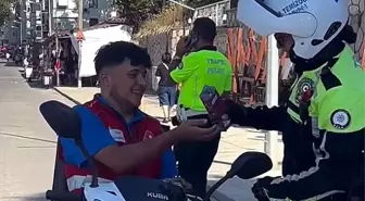 Düzce'de Trafik Ekipleri Kask Takmayanlara Ceza Verdi, Takana İkramda Bulundu