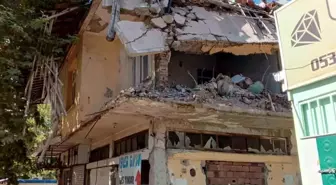 Adıyaman'daki Tehlikeli Bina Mahalle Sakinlerini Tedirgin Ediyor