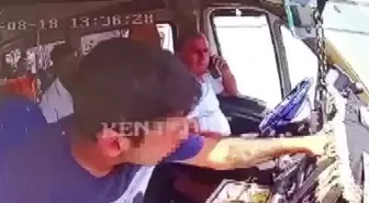 Kırmızı ışıkta bekleyen minibüsten paraları alıp kaçtı