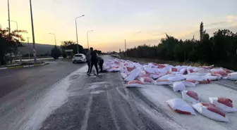 Konya'da Un Yüklü Tırın Lastiği Patladı, Trafik Durdu