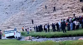 Van'da Uçuruma Yuvarlanan Kamyonette 6 Yaralı