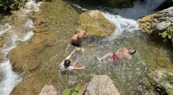 Sivas'ta Sıcak Havalarda Dipsizgöl Şelalesi'nde Serinleme Fırsatı