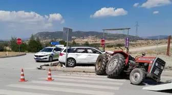 Burdur'da Traktör ile Otomobil Çarpıştı: 6 Yaralı