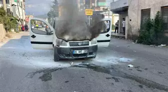 Osmaniye'de Yanan Hafif Ticari Araç İtfaiye Ekipleri Tarafından Söndürüldü