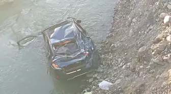Bingöl'de Otomobil Peri Çayı'na Devrildi: Anne ve Kızı Yaralandı