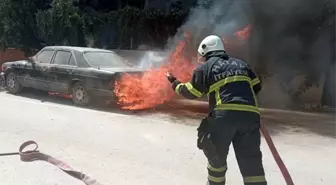 Hatay'da Park Halindeki Otomobilde Yangın Çıktı