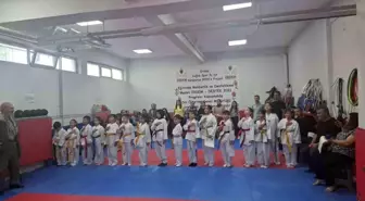 Posof'da Tekvandocu Miniklerin Kuşak Töreni
