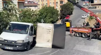 Ümraniye'de Kamyon Kazası: Jeneratör Yola Devrildi