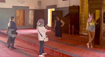 Hüsrev Paşa Camii'nde Uygunsuz Kıyafet Tartışmaları