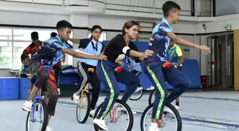 Bangladeşli Kursiyerler Çin Akrobasi Sanatında Eğitim Alıyor