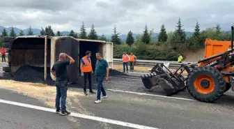 Düzce'de Asfalt Yüklü Kamyon Devrildi, İstanbul İstikameti Trafiğe Kapandı
