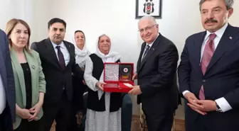 Milli Savunma Bakanı Şırnak'ta Şehit Ailesini Ziyaret Etti