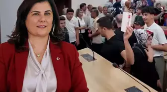 Çerçioğlu gerilimi sürüyor! Belediye meclis salonuna girip CHP logolu kartları yere attılar