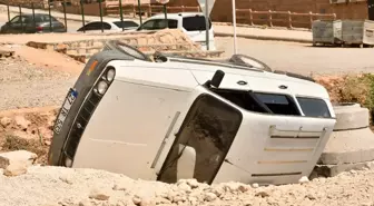 Besni'de Geri Manevra Yapan Araç Çukura Düştü: 5 Yaralı