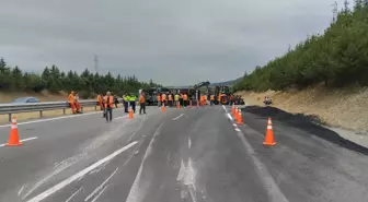 Düzce'de Asfalt Yüklü Kamyon Devrildi, Otoyol Ulaşıma Kapandı