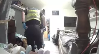 Polis, arama yaptığı evde ev sahibi kadının iç çamaşırlarını çaldı