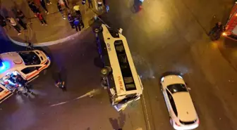 Sultanbeyli'de Aşırı Hızla Seyreden Araç Minibüsle Çarpıştı: 10 Yaralı