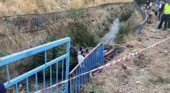 Ümraniye'de Otomobil Dereye Düştü, Sürücü Vatandaşlarca Kurtarıldı
